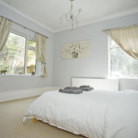 בורנמות' Large 2 Bedroom Apt - Near Beach - Free Parking מראה חיצוני תמונה