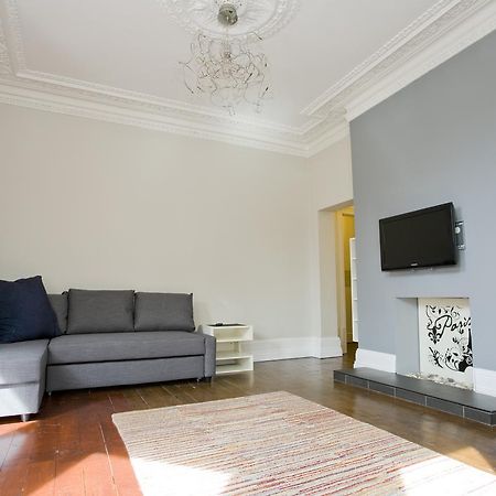 בורנמות' Large 2 Bedroom Apt - Near Beach - Free Parking מראה חיצוני תמונה