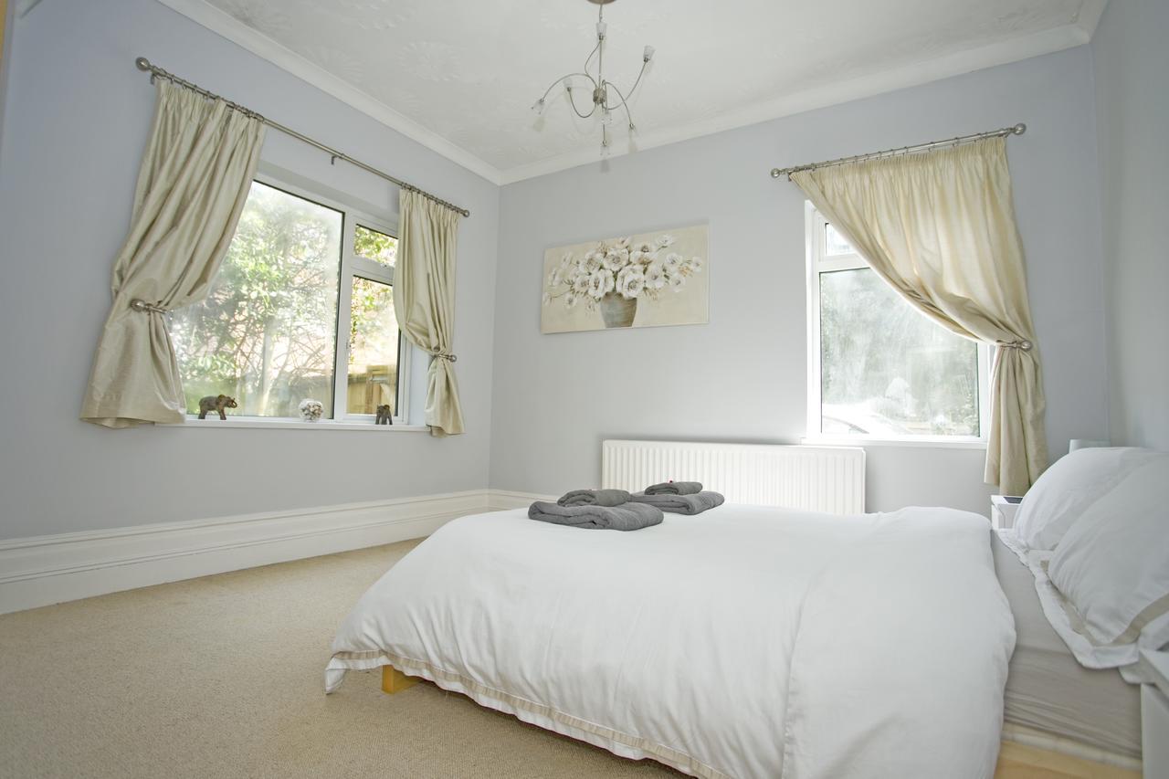 בורנמות' Large 2 Bedroom Apt - Near Beach - Free Parking מראה חיצוני תמונה