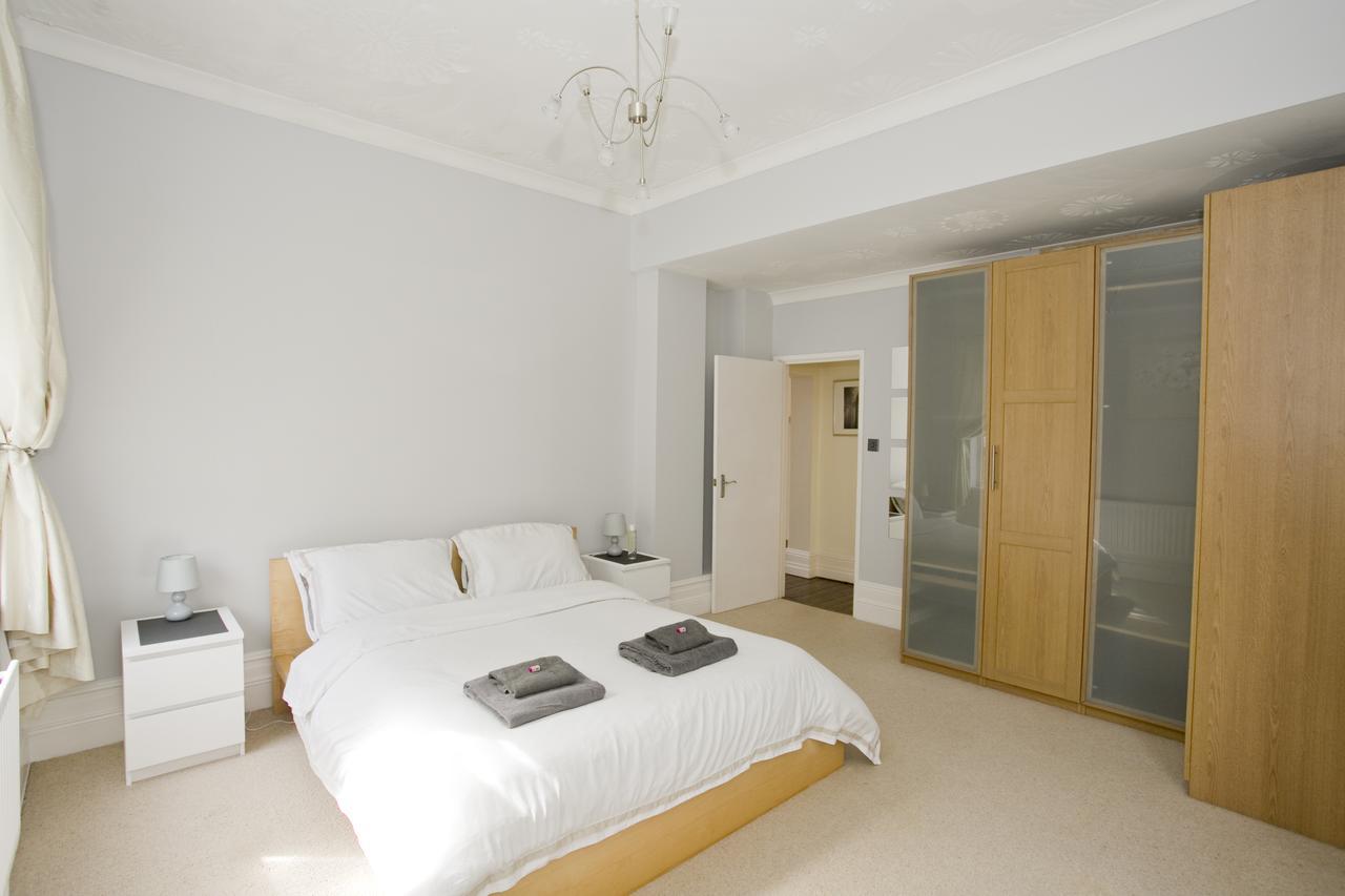 בורנמות' Large 2 Bedroom Apt - Near Beach - Free Parking מראה חיצוני תמונה