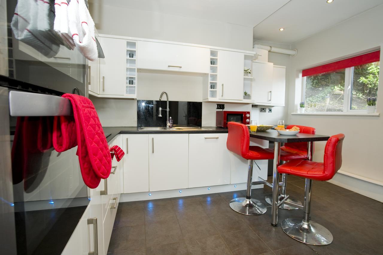 בורנמות' Large 2 Bedroom Apt - Near Beach - Free Parking מראה חיצוני תמונה