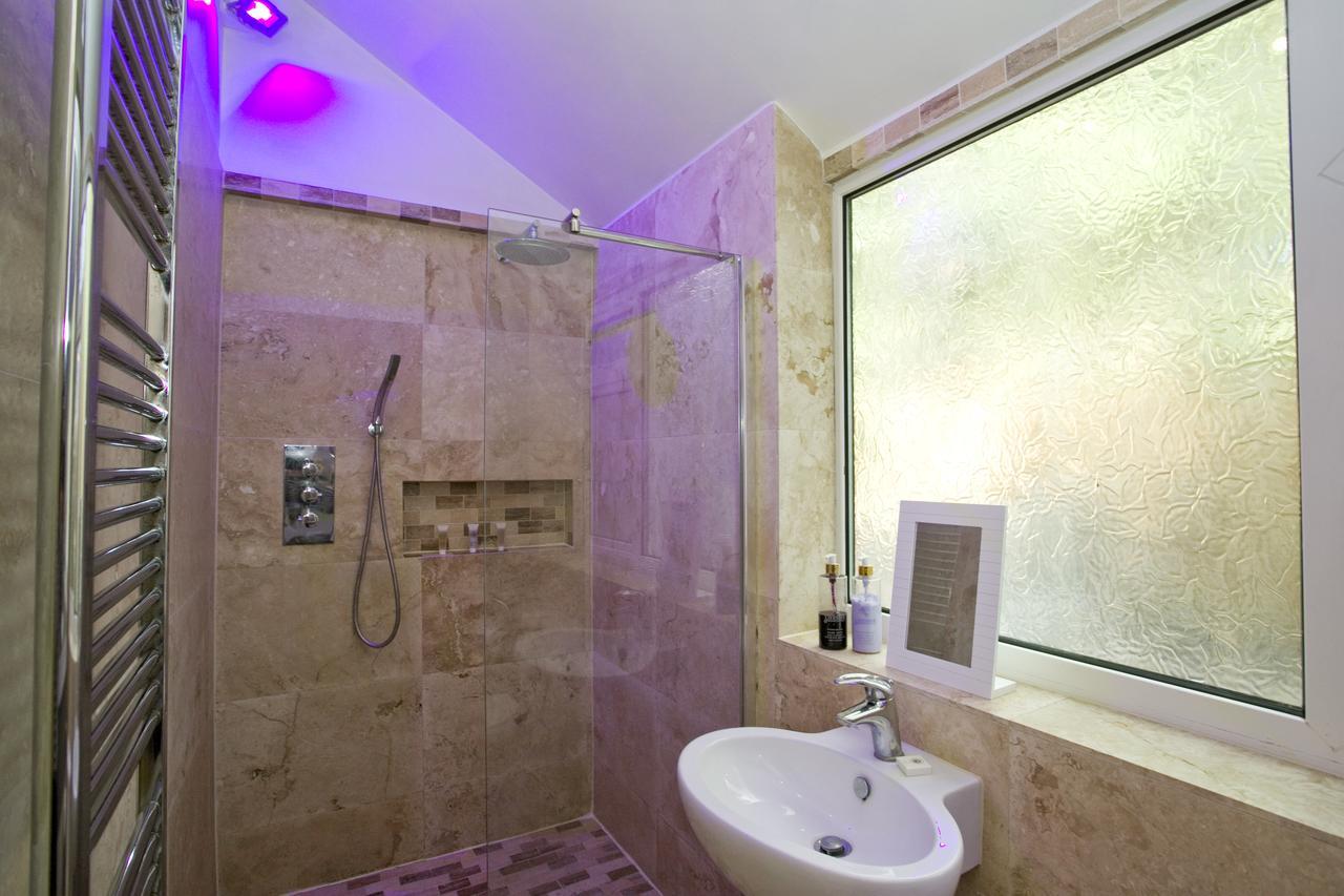 בורנמות' Large 2 Bedroom Apt - Near Beach - Free Parking מראה חיצוני תמונה