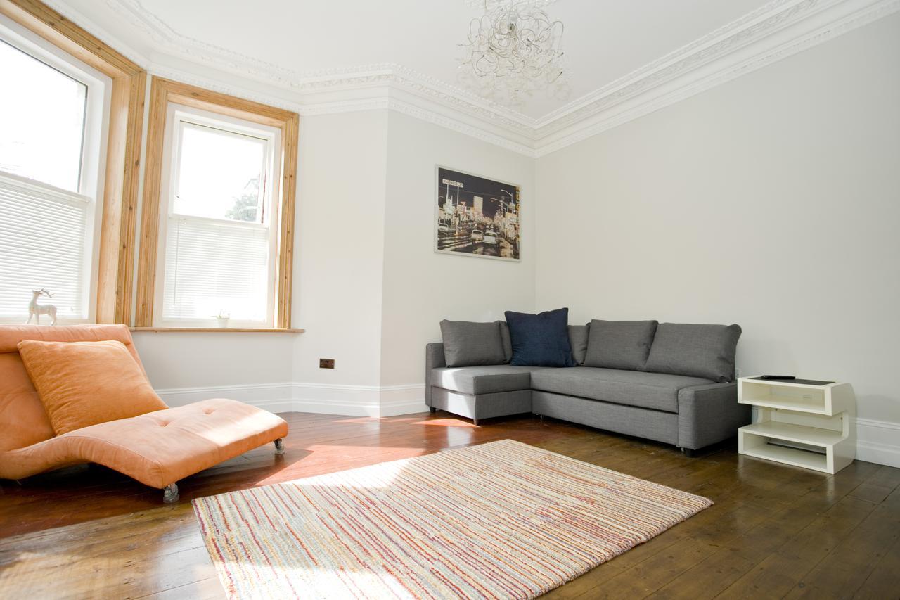 בורנמות' Large 2 Bedroom Apt - Near Beach - Free Parking מראה חיצוני תמונה