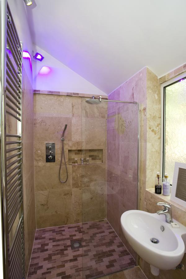 בורנמות' Large 2 Bedroom Apt - Near Beach - Free Parking מראה חיצוני תמונה