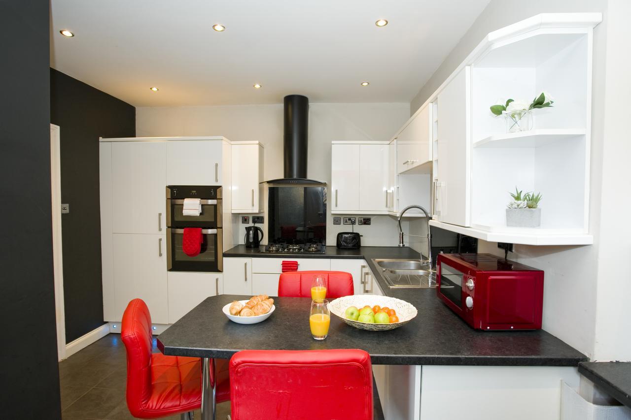 בורנמות' Large 2 Bedroom Apt - Near Beach - Free Parking מראה חיצוני תמונה