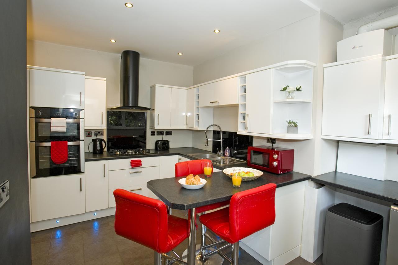 בורנמות' Large 2 Bedroom Apt - Near Beach - Free Parking מראה חיצוני תמונה