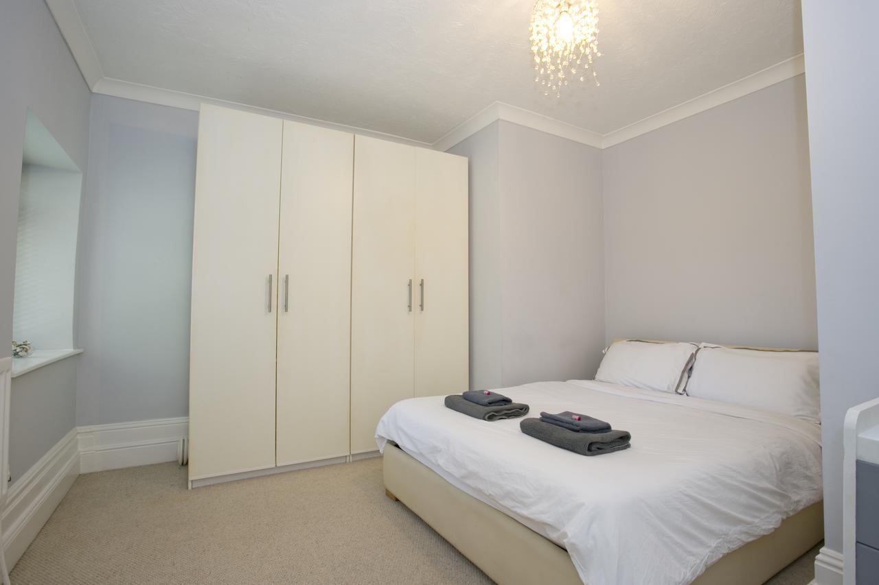 בורנמות' Large 2 Bedroom Apt - Near Beach - Free Parking מראה חיצוני תמונה