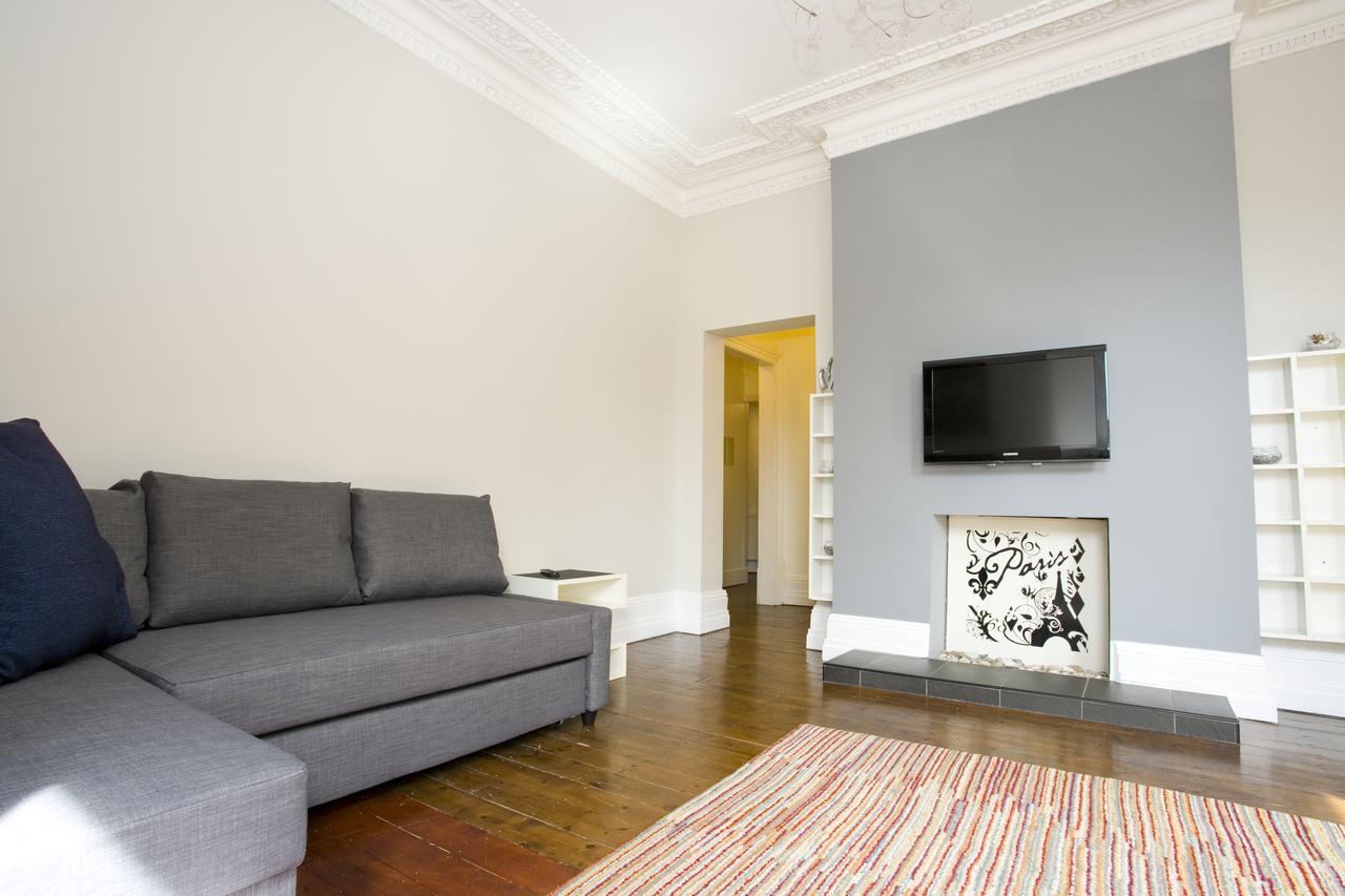 בורנמות' Large 2 Bedroom Apt - Near Beach - Free Parking מראה חיצוני תמונה